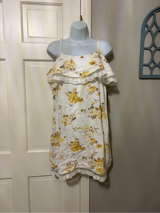 Universal Thread Dresses & Skirts - Universal Thread White Sundress with Yellow Floral Print